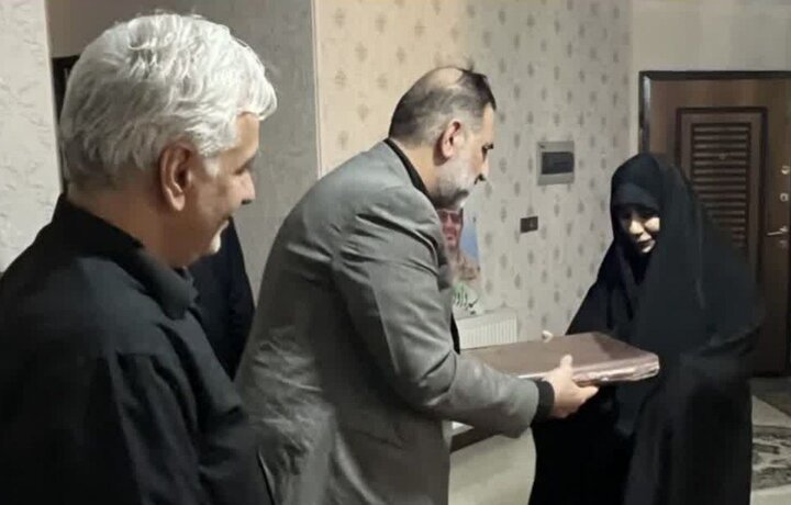تجلیل مجمع خیرین سلامت قم از خانواده شهید دکتر داوود شیروانی