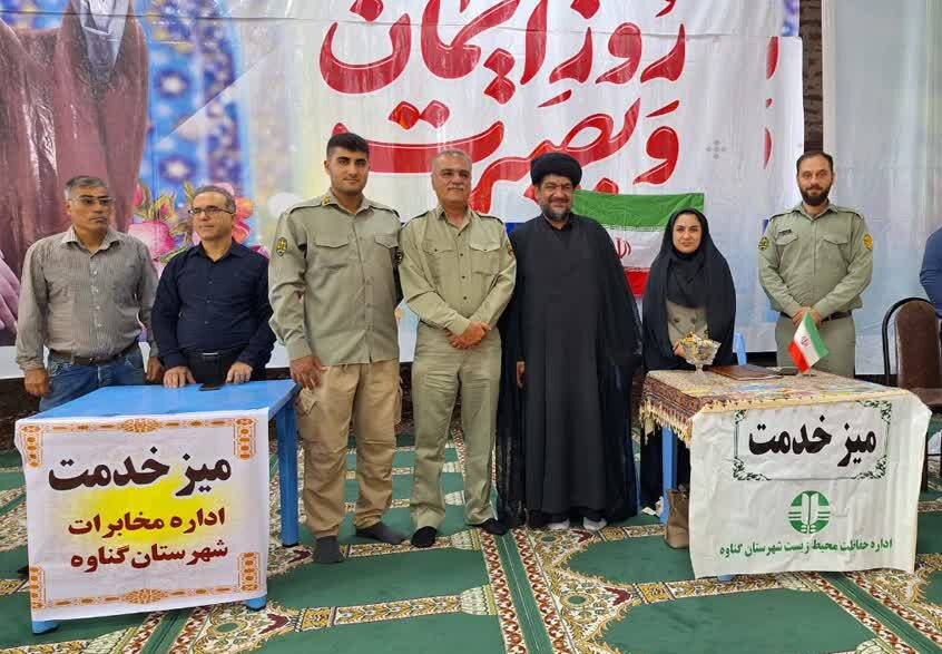 میز خدمت ادارات در گناوه به مناسبت هفته دولت برپا شد