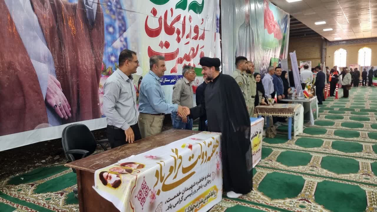 میز خدمت ادارات در گناوه به مناسبت هفته دولت برپا شد