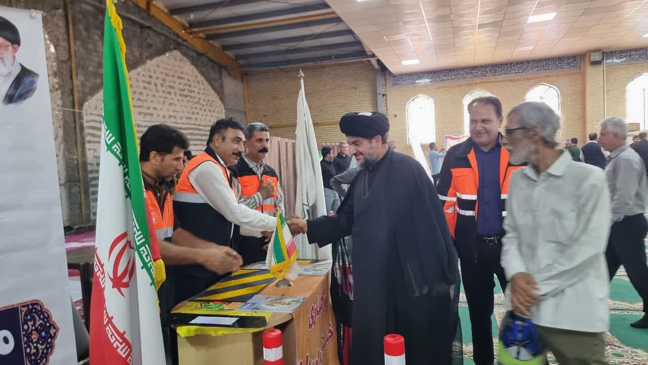 میز خدمت ادارات در گناوه به مناسبت هفته دولت برپا شد