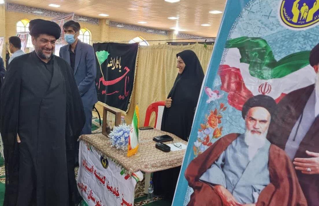 میز خدمت ادارات در گناوه به مناسبت هفته دولت برپا شد