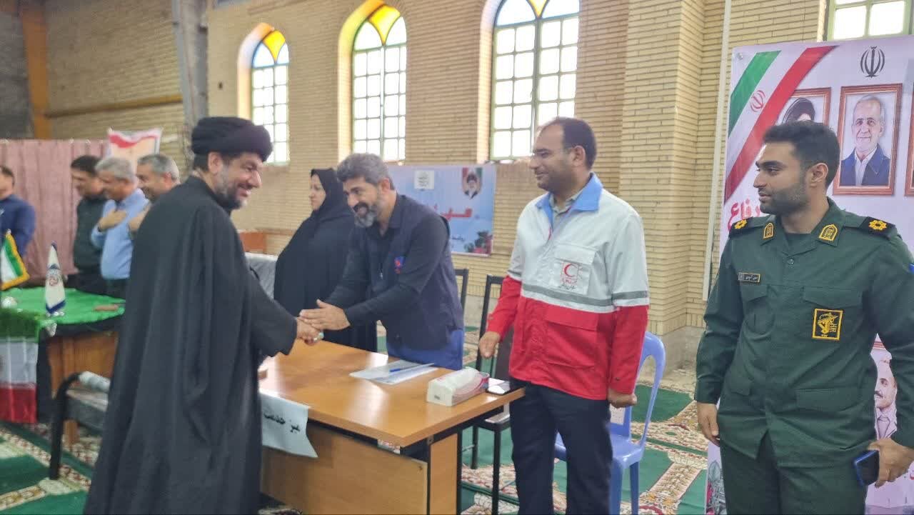 میز خدمت ادارات در گناوه به مناسبت هفته دولت برپا شد