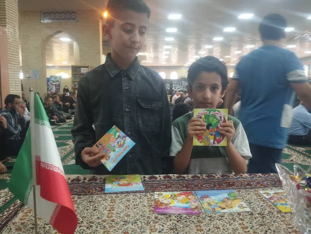 توزیع کتب ترویج فرهنگ حفاظت محیط زیست بین کودکان و نوجوانان در گناوه