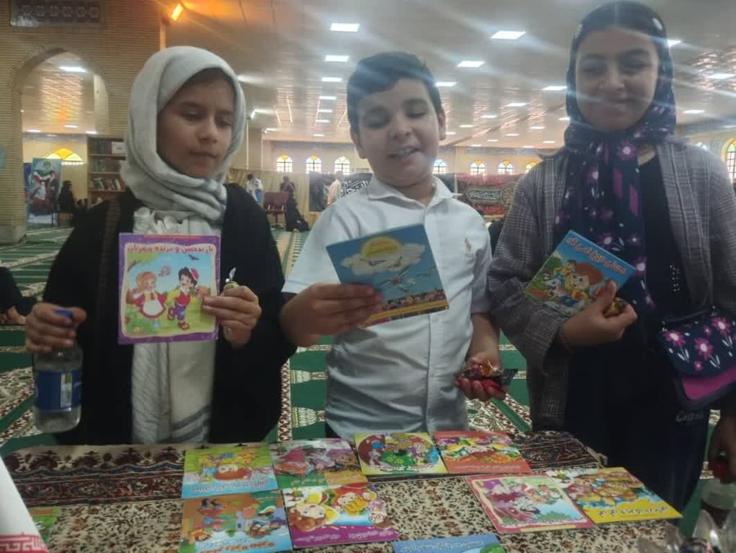 توزیع کتب ترویج فرهنگ حفاظت محیط زیست بین کودکان و نوجوانان در گناوه