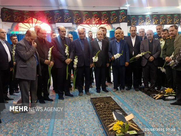 ادای احترام وزیر میراث فرهنگی به مقام شامخ شهدا در لاهیجان