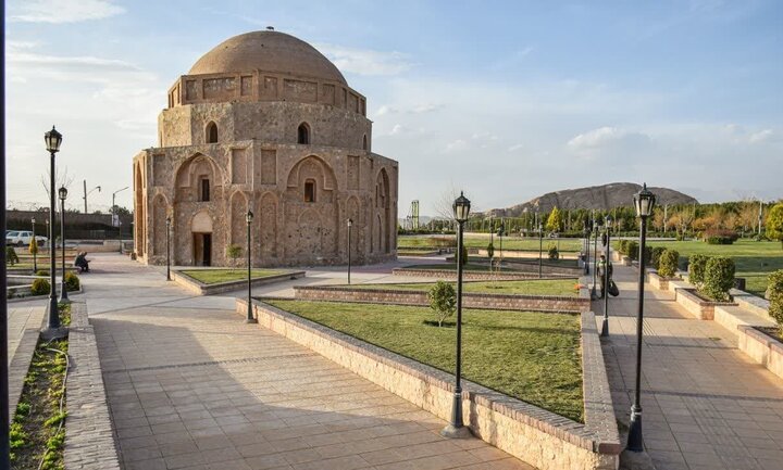 گنبد جبلیه کرمان به منظور انجام تعمیرات تعطیل شد