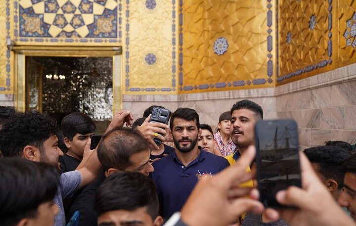 وقتی ستارهها به خادمی افتخار میکنند