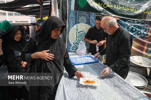 خدمت رسانی موکب های مستقر در خیابان های منتهی به حرم مطهر رضوی به زائران امام هشتم (ع)