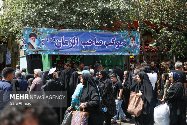 خدمت رسانی موکب های مستقر در خیابان های منتهی به حرم مطهر رضوی به زائران امام هشتم (ع)