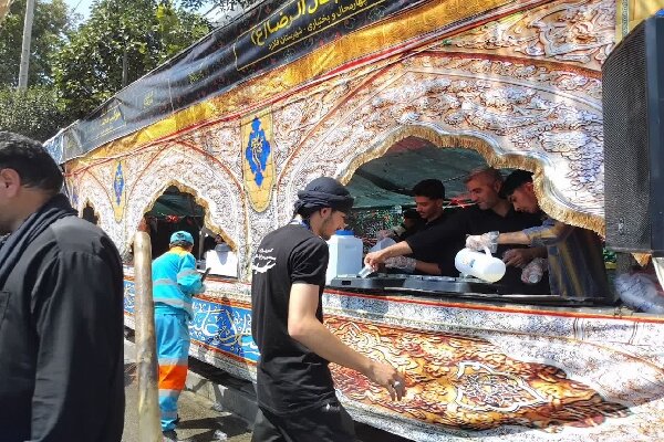 خدمت محبانالرضا در جوار امام رئوف؛ اینجا جوانان رسم عاشقی میآموزند