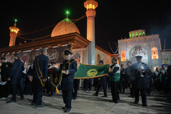 آئین لاله‌گردانی شام شهادت امام رضا(ع) در حرم شاهچراغ(ع)