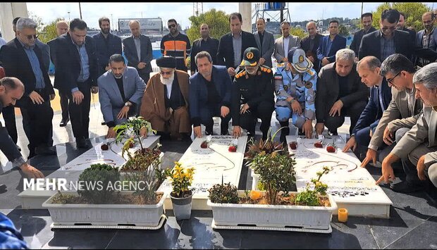 مزار شهدای گمنام انزلی گلباران شد