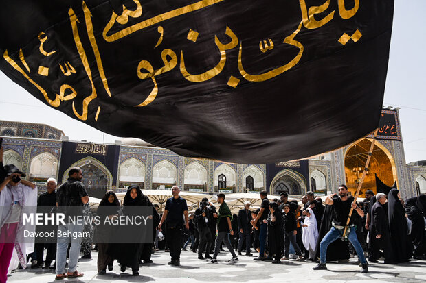 İran İmam Rıza (a.s) için siyaha büründü