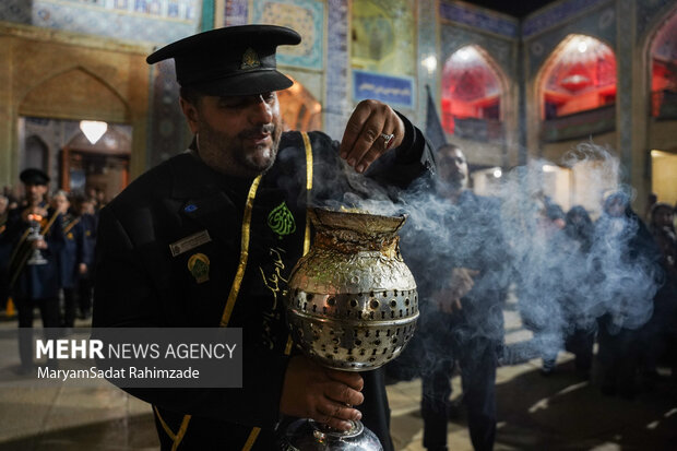 آئین لاله گردانی در حرم شاهچراغ (ع)