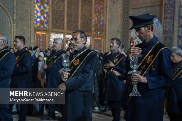 آئین لاله گردانی در حرم شاهچراغ (ع)