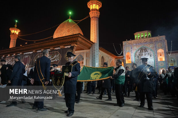 آئین لاله گردانی در حرم شاهچراغ (ع)