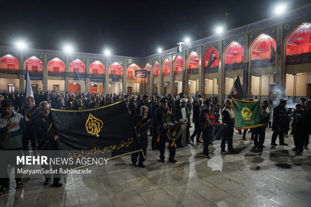 آئین لاله گردانی در حرم شاهچراغ (ع)