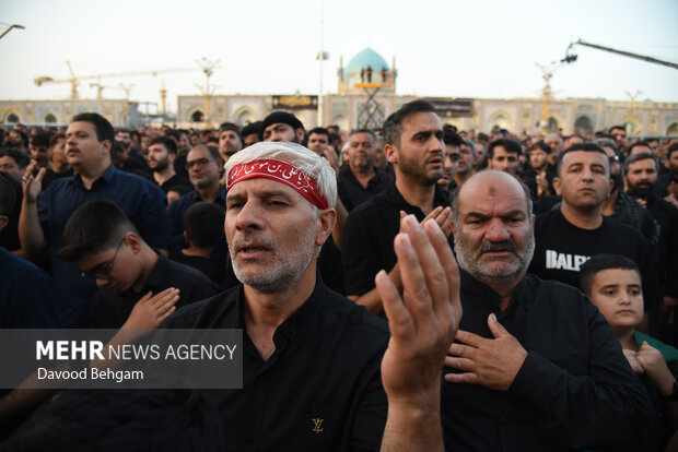 مراسم چهارپایه خوانی شهادت امام رضا(ع) در حرم رضوی