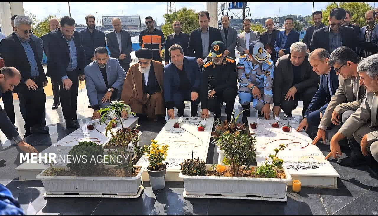 مزار شهدای گمنام انزلی گلباران شد مزار شهدای گمنام انزلی گلباران شد