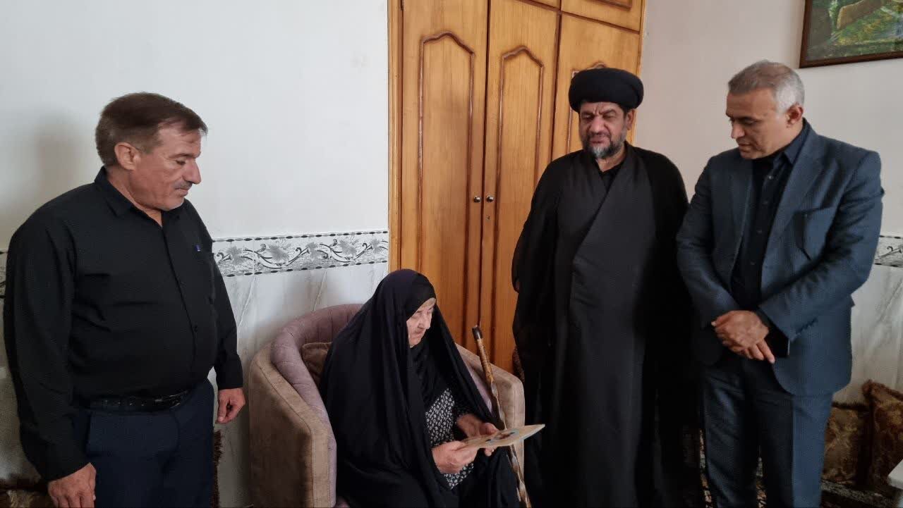 مسئولان شهرستان گناوه به دیدار مادر شهید «حاصل زارعی» رفتند