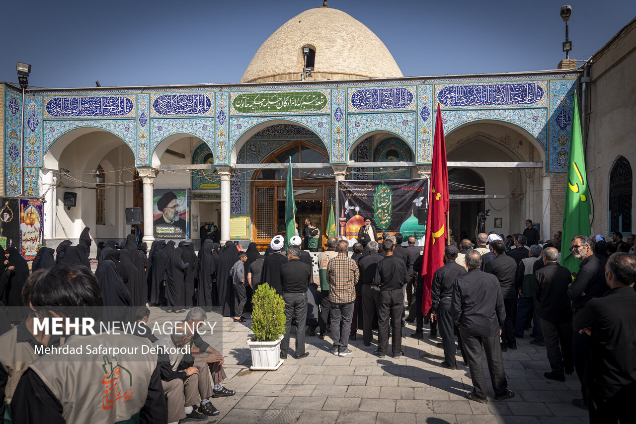 İran İmam Rıza (a.s) için siyaha büründü