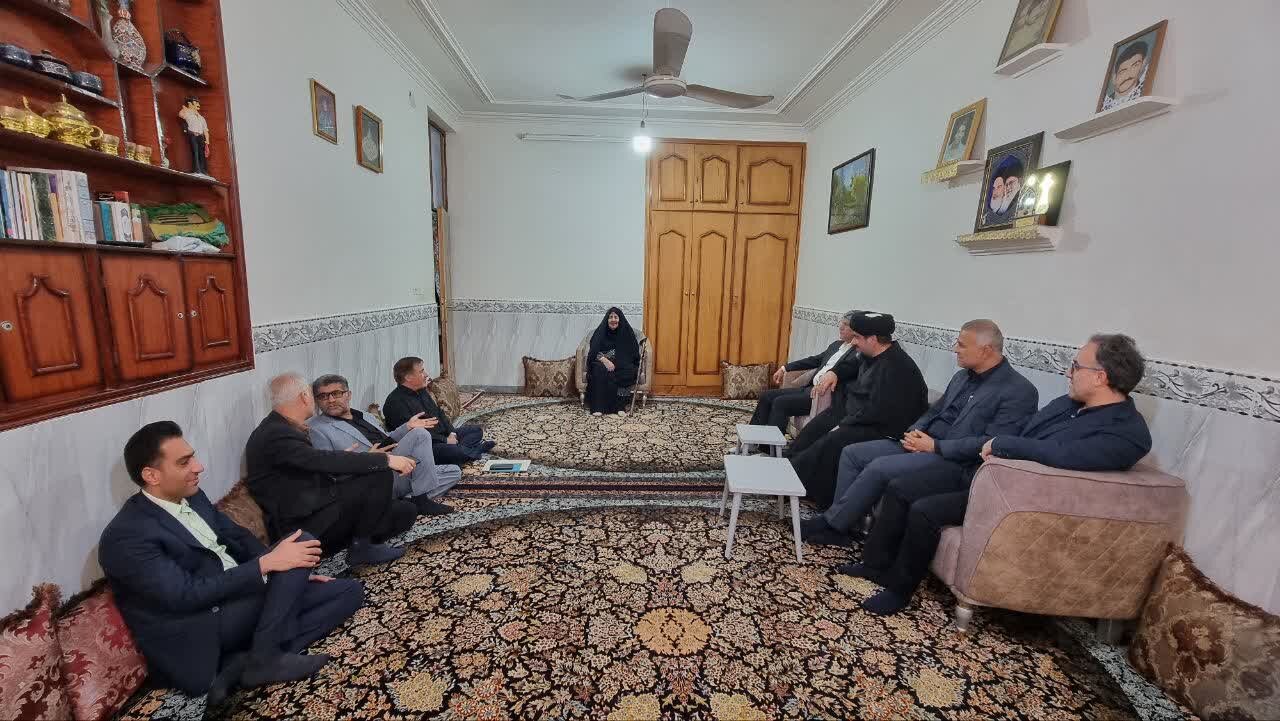 مسئولان شهرستان گناوه به دیدار مادر شهید «حاصل زارعی» رفتند