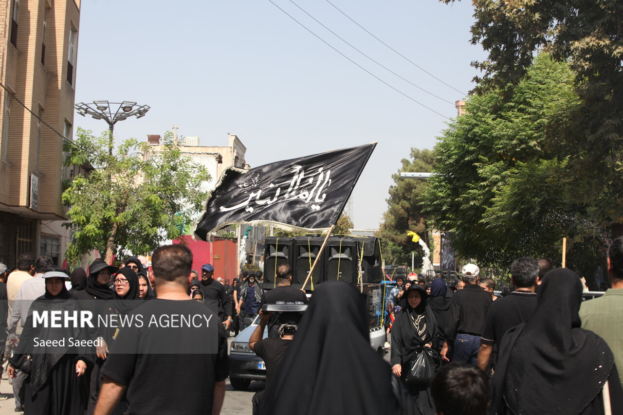 İran İmam Rıza (a.s) için siyaha büründü