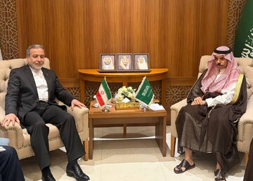 دیدار و گفتگوی عراقچی و  وزیر خارجه عربستان