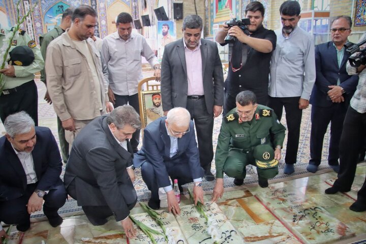 ادای احترام وزیر کشور به شهدای استان سمنان