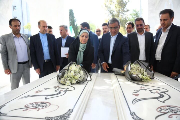 وزیر راه و شهرسازی به مقام شهدای گمنام خراسان رضوی ادای احترام کرد