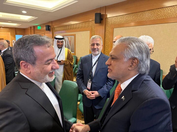 دیدار عراقچی و وزیر خارجه پاکستان در حاشیه اجلاس سازمان همکاری اسلامی
