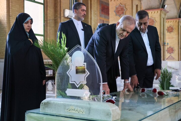 پزشکیان و هیات دولت به مقام رفیع شهیدان ادای احترام کردند