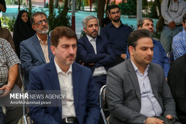 آیین غبارروبی و عطرافشانی مزار شهدا با حضور اصحاب رسانه در قم