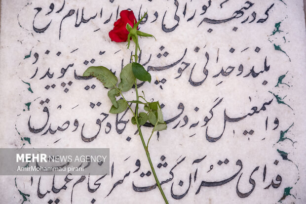 آیین غبارروبی و عطرافشانی مزار شهدا با حضور اصحاب رسانه در قم