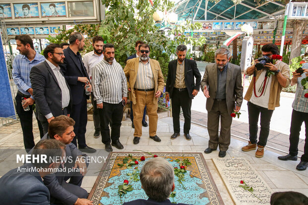 آیین غبارروبی و عطرافشانی مزار شهدا با حضور اصحاب رسانه در قم