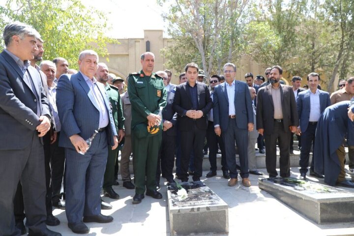 غبارروبی مزار شهدا در سنندج آغازگر برنامههای هفته دولت شد