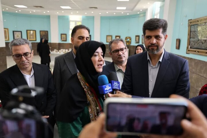 معاون وزیر: زنان سهم قابلتوجهی در تولیدات صنایعدستی لنجان دارند
