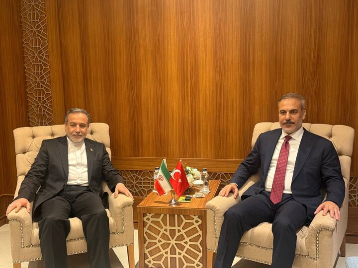 Erakçi, Doha'da Türk mevkidaşı Fidan ile görüştü Erakçi, Doha'da Türk mevkidaşı Fidan ile görüştü