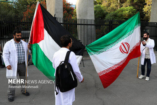 تجمع اعتراضی کادر درمان دانشگاه تهران در محکوم کردن جنایات اسرائیل 3
