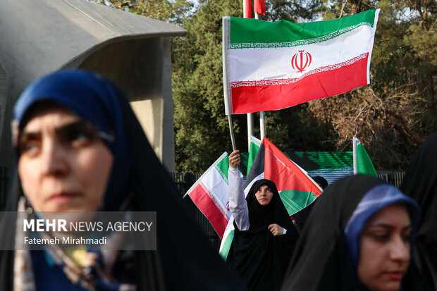 تجمع اعتراضی کادر درمان دانشگاه تهران در محکوم کردن جنایات اسرائیل