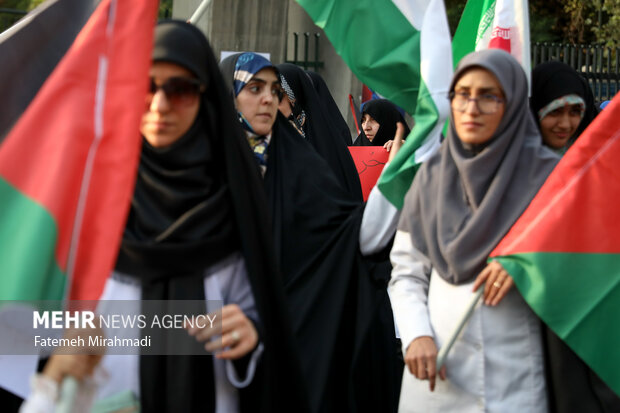 تجمع اعتراضی کادر درمان دانشگاه تهران در محکوم کردن جنایات اسرائیل 18