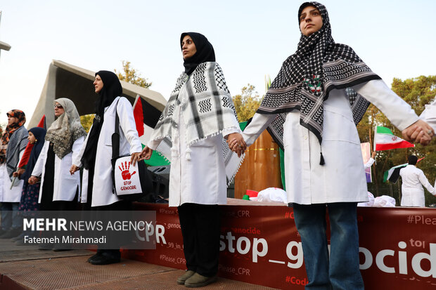 تجمع اعتراضی کادر درمان دانشگاه تهران در محکوم کردن جنایات اسرائیل 31