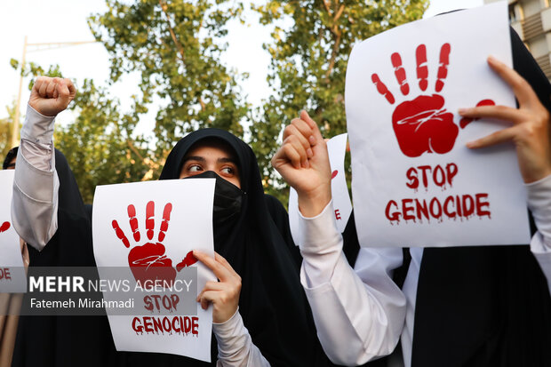 تجمع اعتراضی کادر درمان دانشگاه تهران در محکوم کردن جنایات اسرائیل 13