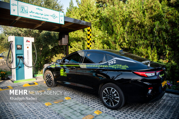 اصفهان بیست و نُهمین ایستگاه شارژ خودروهای برقی را افتتاح کرد