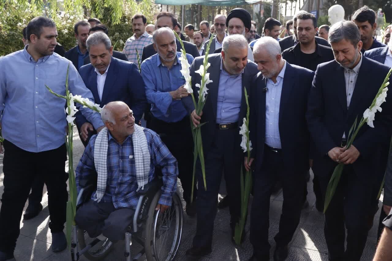 تجدیدمیثاق معاون رئیس‌جمهور با شهدا در گلستان شهدای اصفهان