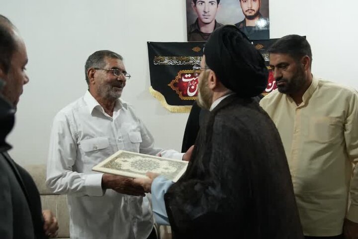 نماینده ولی‌فقیه در لرستان با خانواده شهید «آقایی» دیدار کرد
