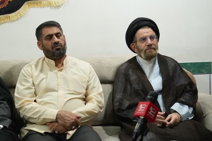 نماینده ولیفقیه در لرستان با خانواده شهید «آقایی» دیدار کرد