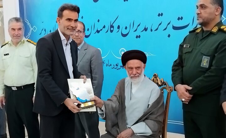 کارمندان نمونه و دستگاه‌های اجرایی برتر شهرستان دیر تجلیل شدند