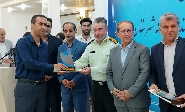 کارمندان نمونه و دستگاه‌های اجرایی برتر شهرستان دیر تجلیل شدند