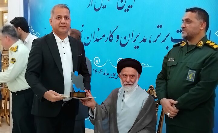 کارمندان نمونه و دستگاه‌های اجرایی برتر شهرستان دیر تجلیل شدند